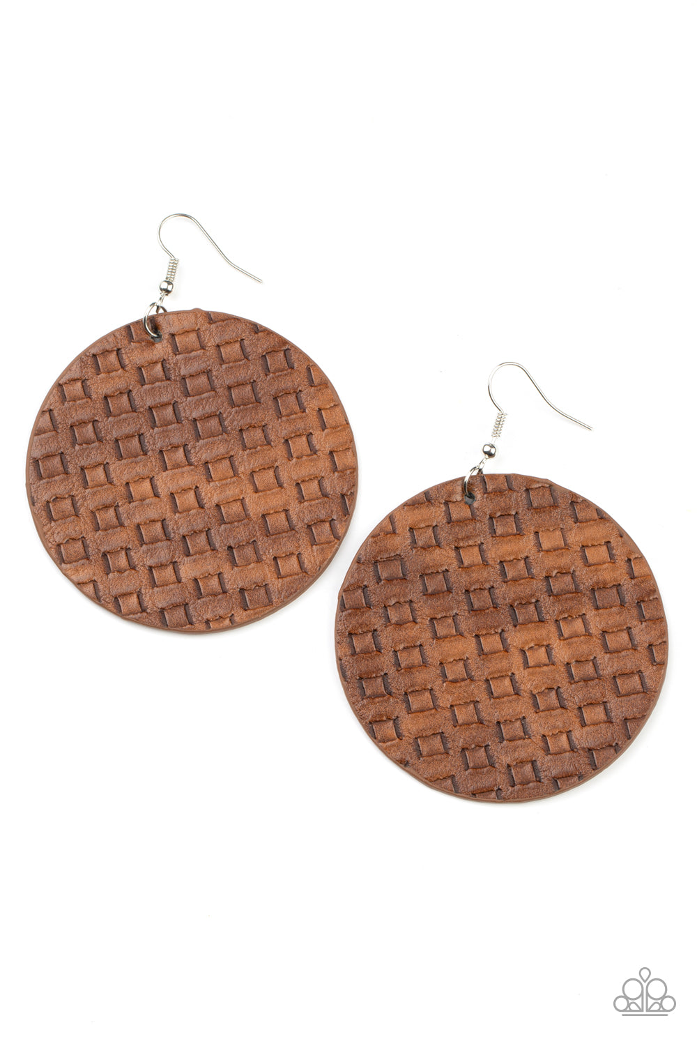 Featuring a faux woven pattern a leathery brown frame swings from the ear for an earthy artisan fashion. 